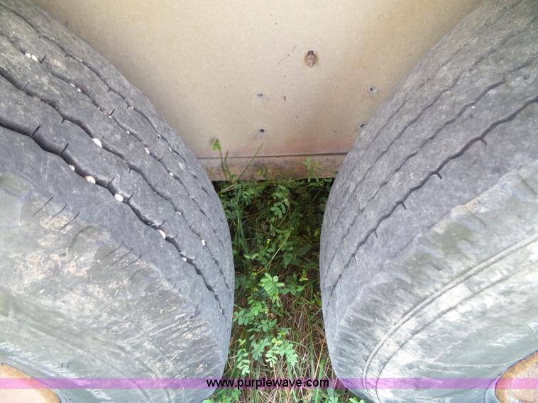 image for item J4840 1989 Wilson PSGN-728 livestock trailer