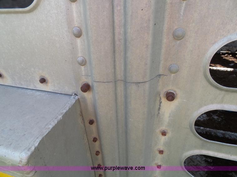 image for item J4840 1989 Wilson PSGN-728 livestock trailer