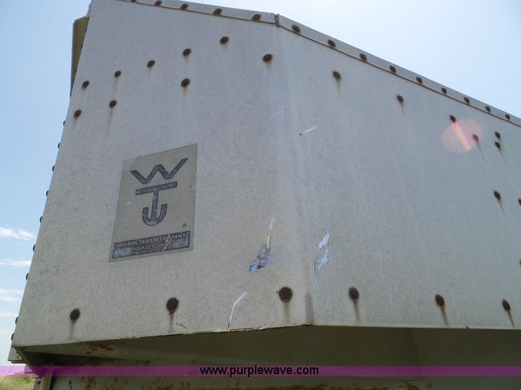 image for item J4840 1989 Wilson PSGN-728 livestock trailer