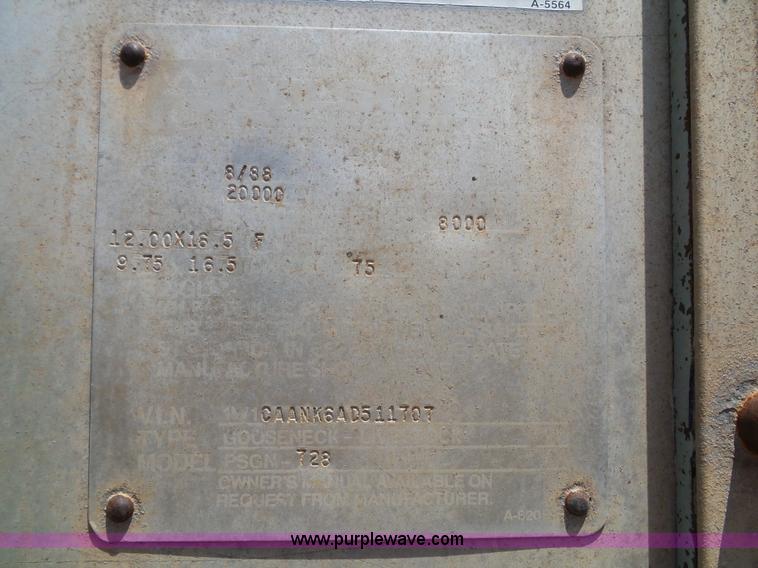 image for item J4840 1989 Wilson PSGN-728 livestock trailer