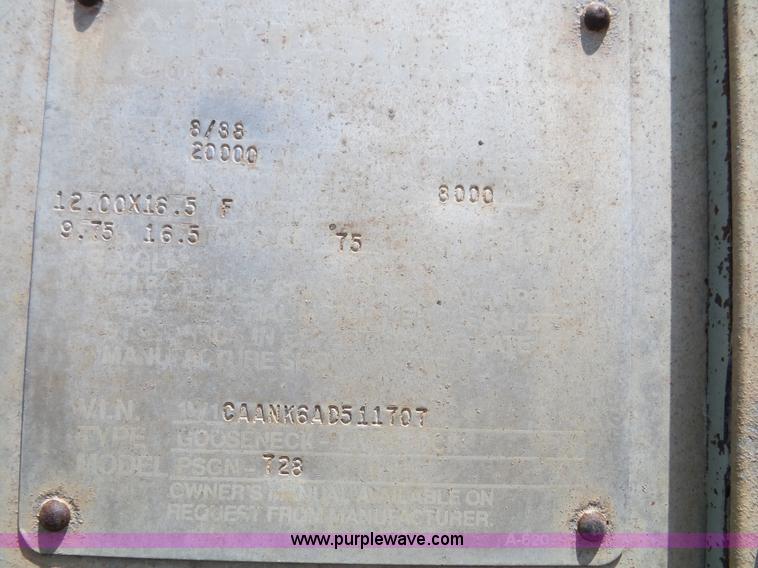 image for item J4840 1989 Wilson PSGN-728 livestock trailer