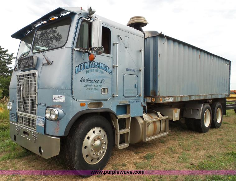 image for item J4939 1984 Freightliner grain truck