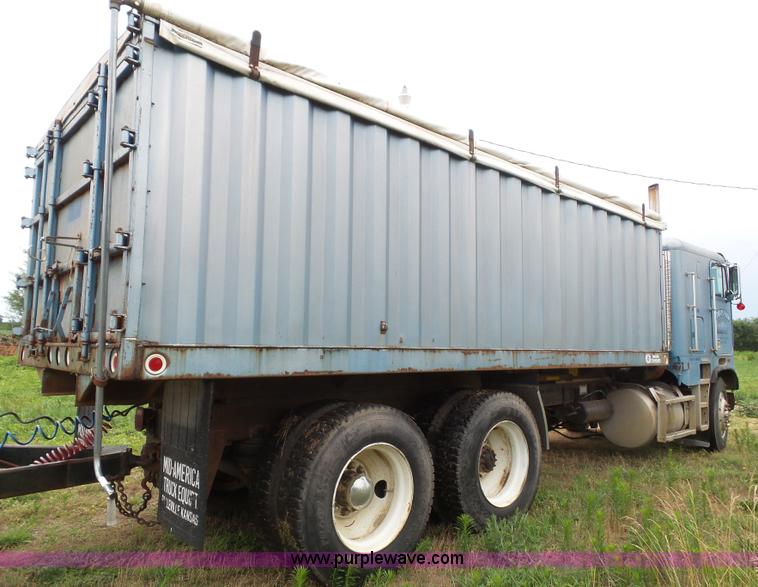 image for item J4939 1984 Freightliner grain truck