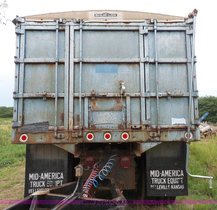 image for item J4939 1984 Freightliner grain truck