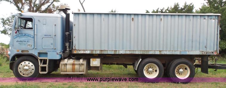 image for item J4939 1984 Freightliner grain truck