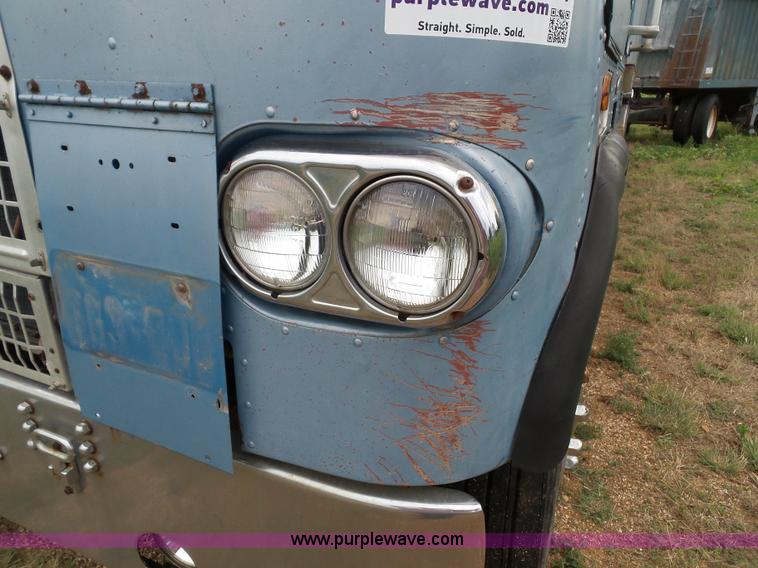 image for item J4939 1984 Freightliner grain truck