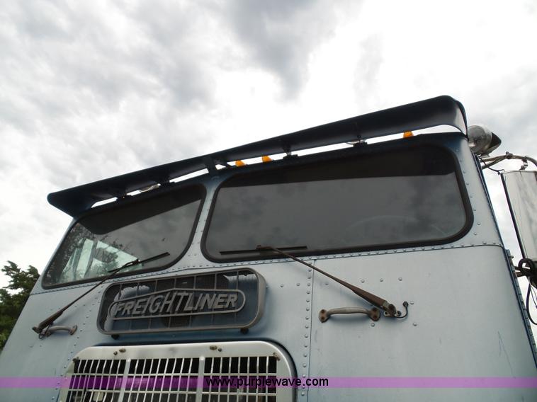 image for item J4939 1984 Freightliner grain truck