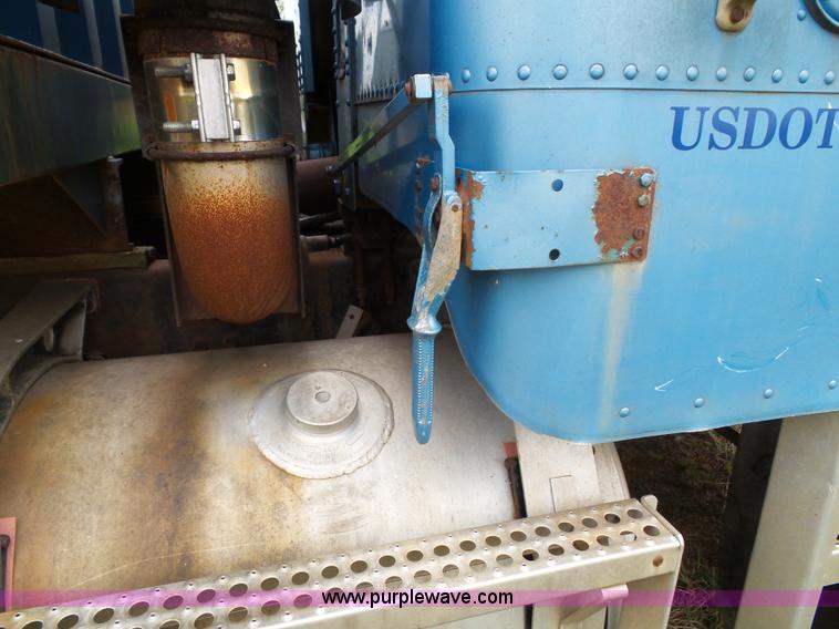 image for item J4939 1984 Freightliner grain truck