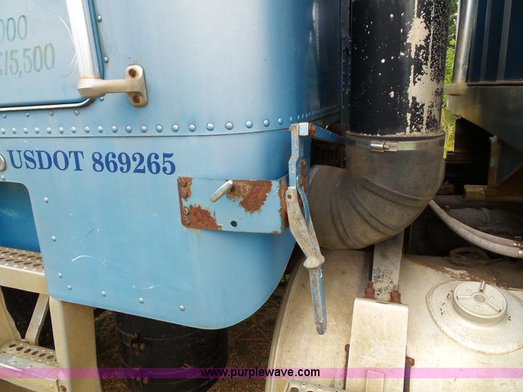 image for item J4939 1984 Freightliner grain truck