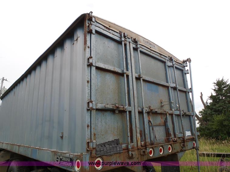 image for item J4939 1984 Freightliner grain truck