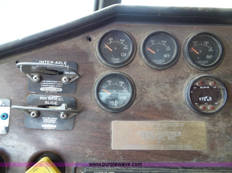 image for item J4939 1984 Freightliner grain truck