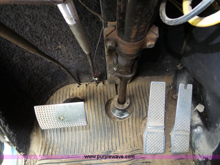 image for item J4939 1984 Freightliner grain truck