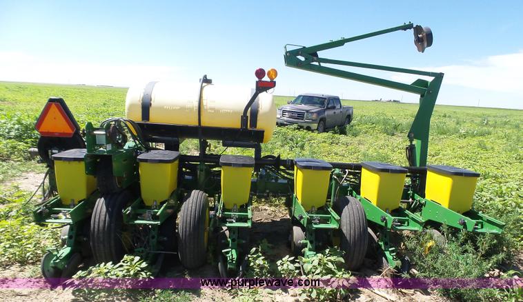 image for item J6003 1996 John Deere 1760 planter