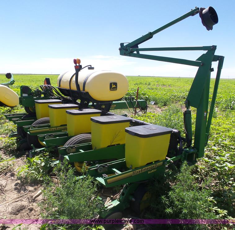 image for item J6003 1996 John Deere 1760 planter