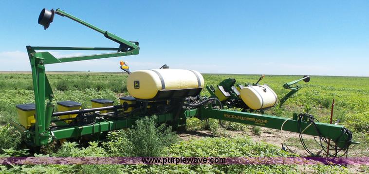 image for item J6003 1996 John Deere 1760 planter