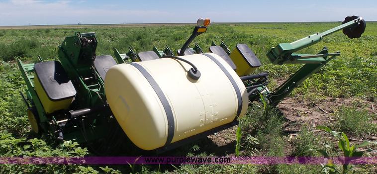 image for item J6003 1996 John Deere 1760 planter