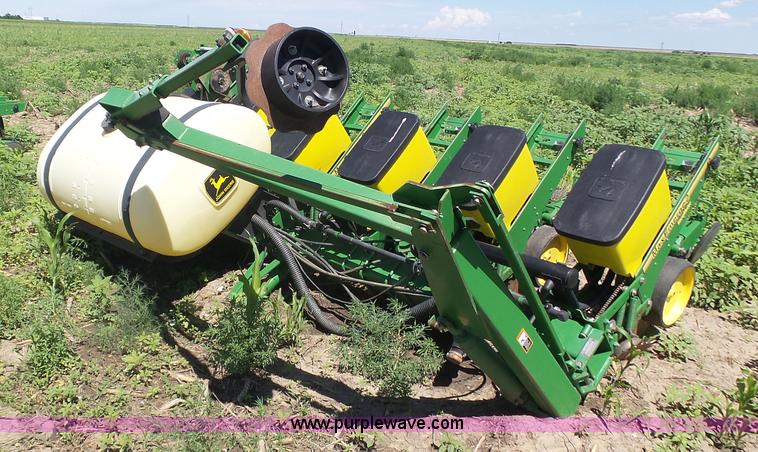 image for item J6003 1996 John Deere 1760 planter