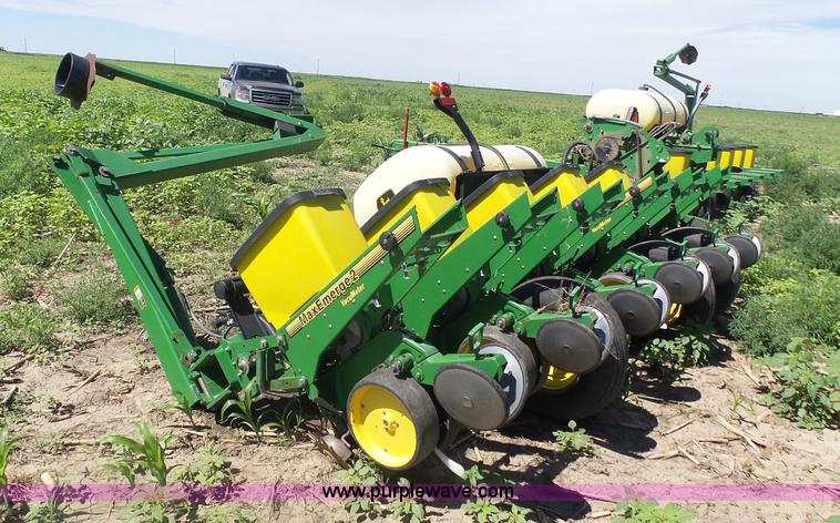 image for item J6003 1996 John Deere 1760 planter