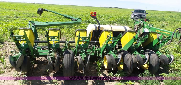 image for item J6003 1996 John Deere 1760 planter