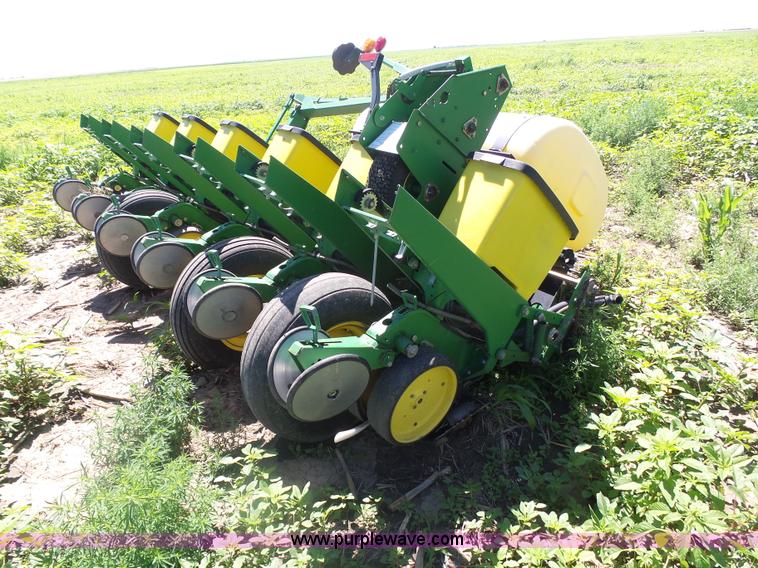 image for item J6003 1996 John Deere 1760 planter