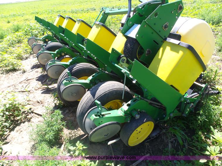 image for item J6003 1996 John Deere 1760 planter
