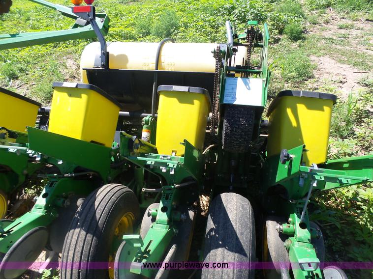 image for item J6003 1996 John Deere 1760 planter