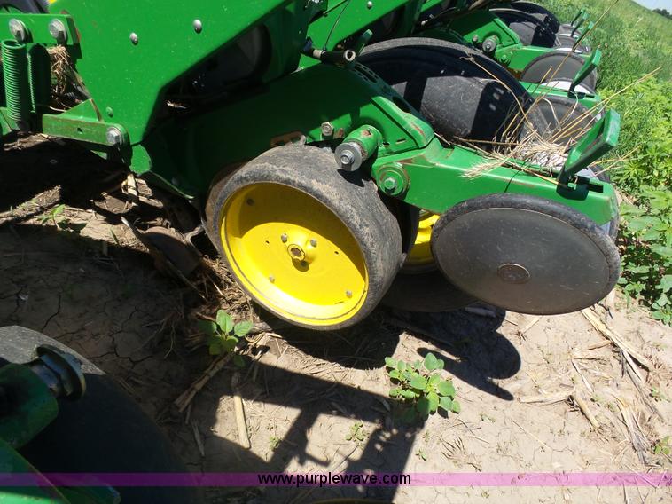image for item J6003 1996 John Deere 1760 planter
