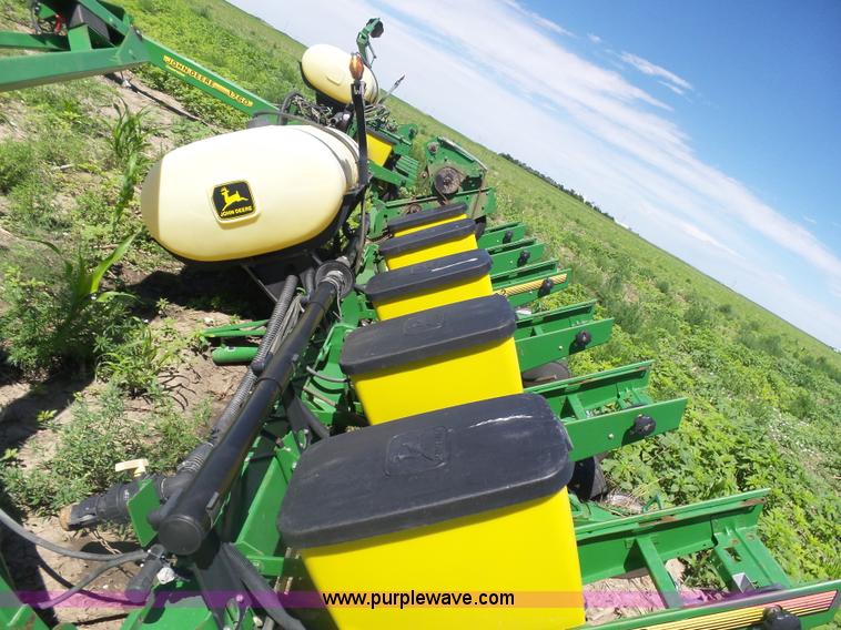 image for item J6003 1996 John Deere 1760 planter
