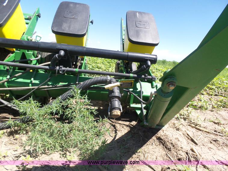 image for item J6003 1996 John Deere 1760 planter