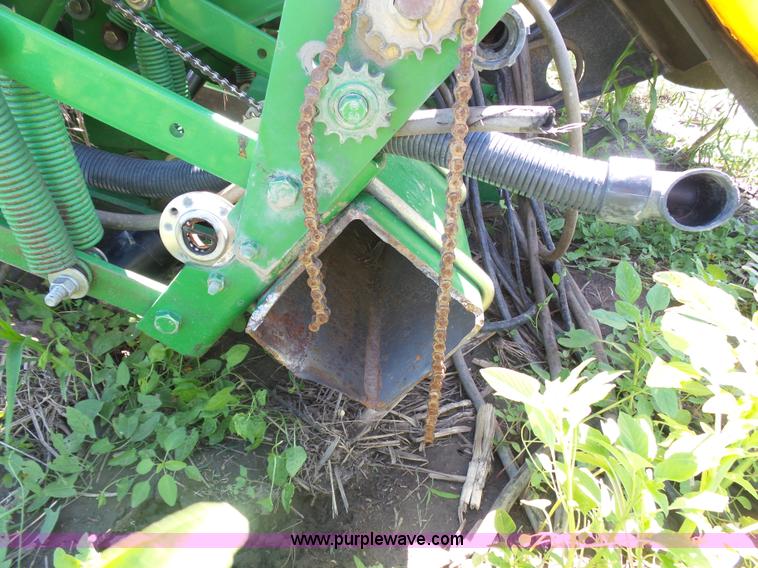 image for item J6003 1996 John Deere 1760 planter