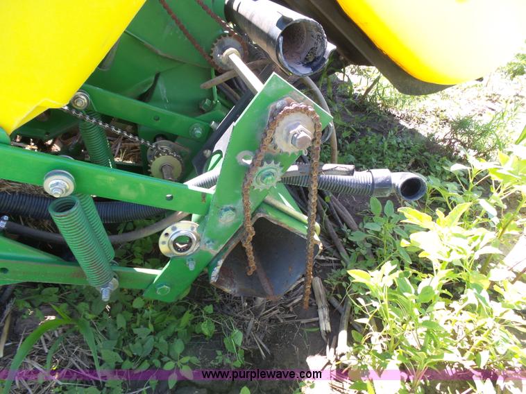 image for item J6003 1996 John Deere 1760 planter