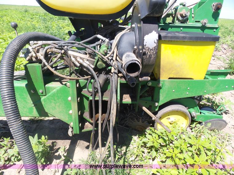 image for item J6003 1996 John Deere 1760 planter