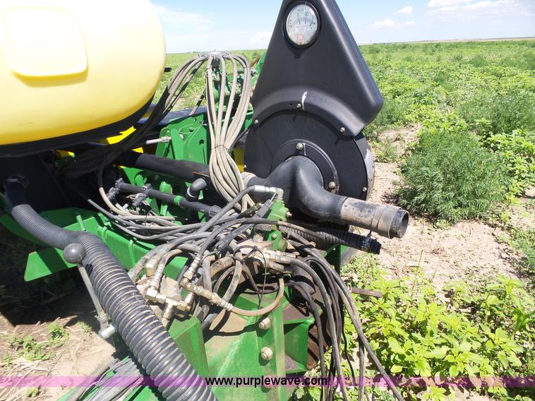 image for item J6003 1996 John Deere 1760 planter