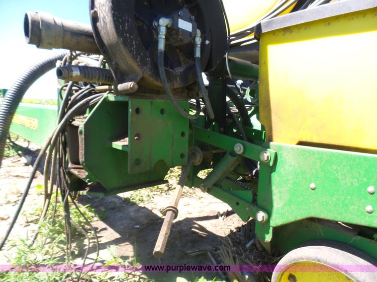 image for item J6003 1996 John Deere 1760 planter