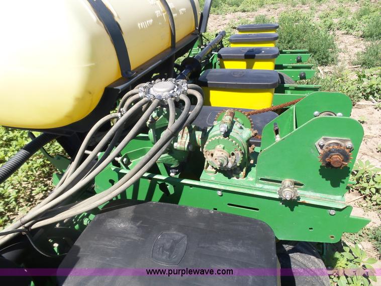 image for item J6003 1996 John Deere 1760 planter