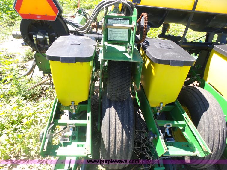 image for item J6003 1996 John Deere 1760 planter