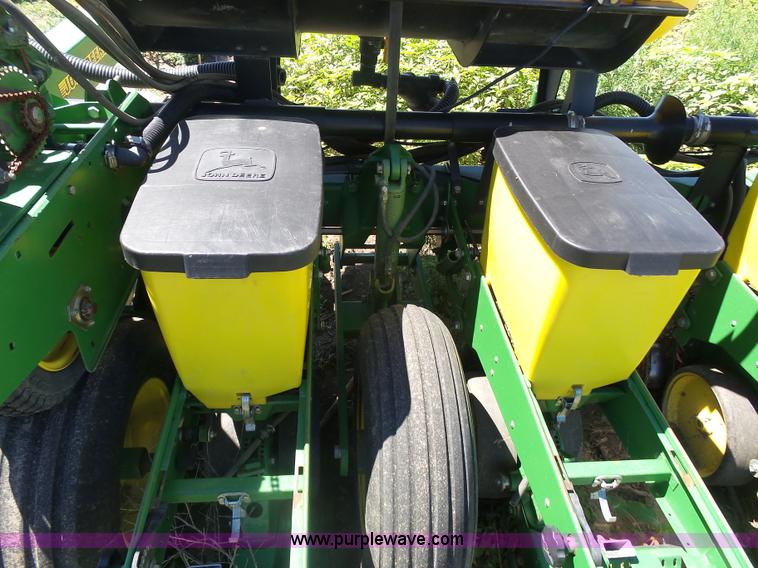 image for item J6003 1996 John Deere 1760 planter
