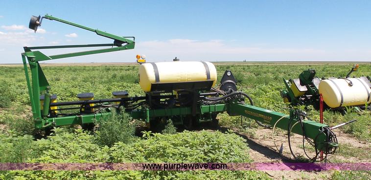 image for item J6003 1996 John Deere 1760 planter