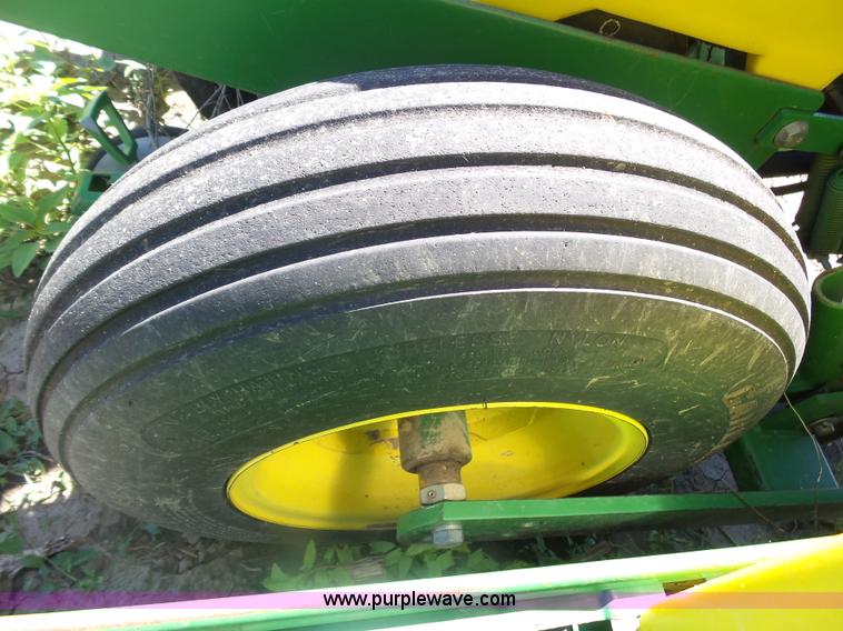 image for item J6003 1996 John Deere 1760 planter