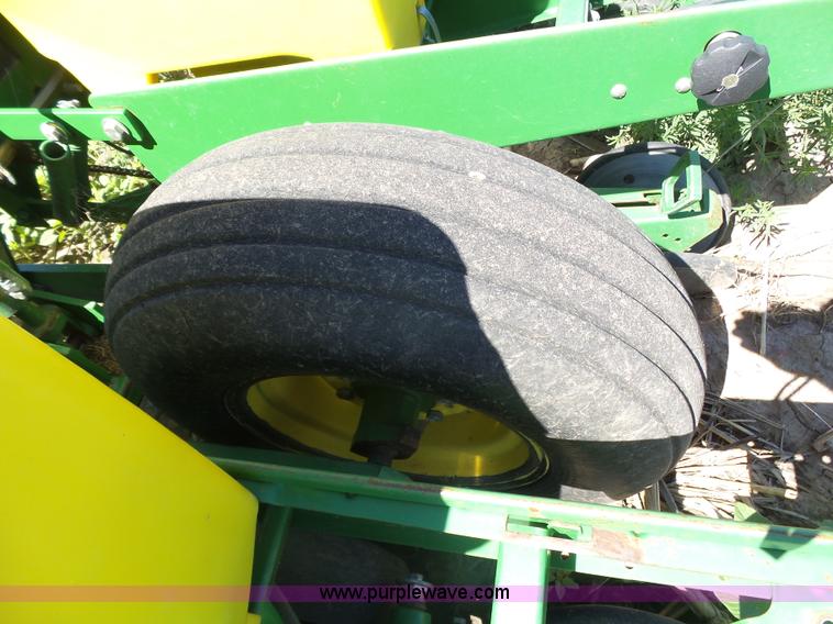 image for item J6003 1996 John Deere 1760 planter