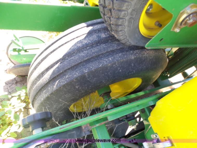 image for item J6003 1996 John Deere 1760 planter