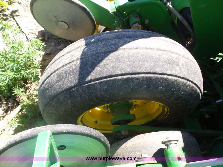 image for item J6003 1996 John Deere 1760 planter