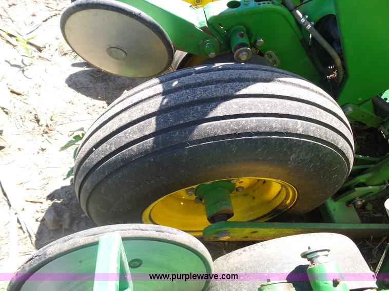 image for item J6003 1996 John Deere 1760 planter