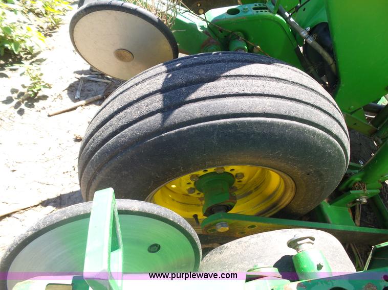 image for item J6003 1996 John Deere 1760 planter