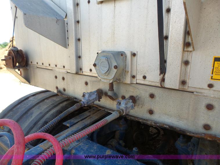 image for item K4665 1987 Wilson PSDCL-208 livestock trailer