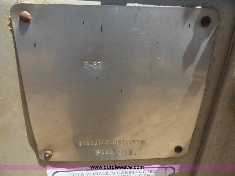 image for item K4665 1987 Wilson PSDCL-208 livestock trailer