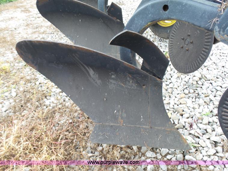 image for item K5385 John Deere 2600 six bottom plow