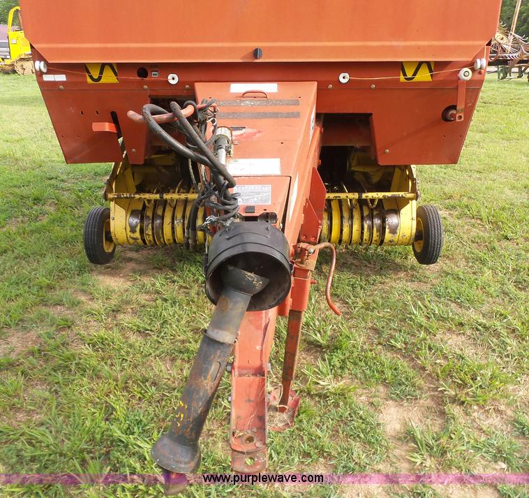 image for item K7092 1999 New Holland 658 round baler