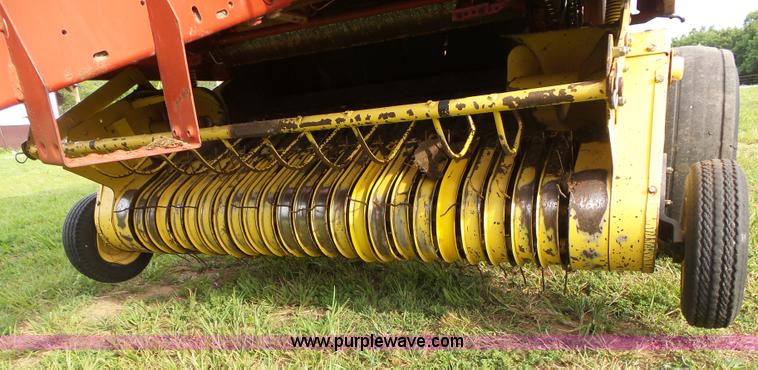 image for item K7092 1999 New Holland 658 round baler