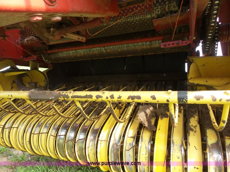 image for item K7092 1999 New Holland 658 round baler